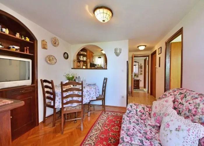Comfy And Warm Ap With Balcony Surrounded With Beautiful Nature Apartment Lovran